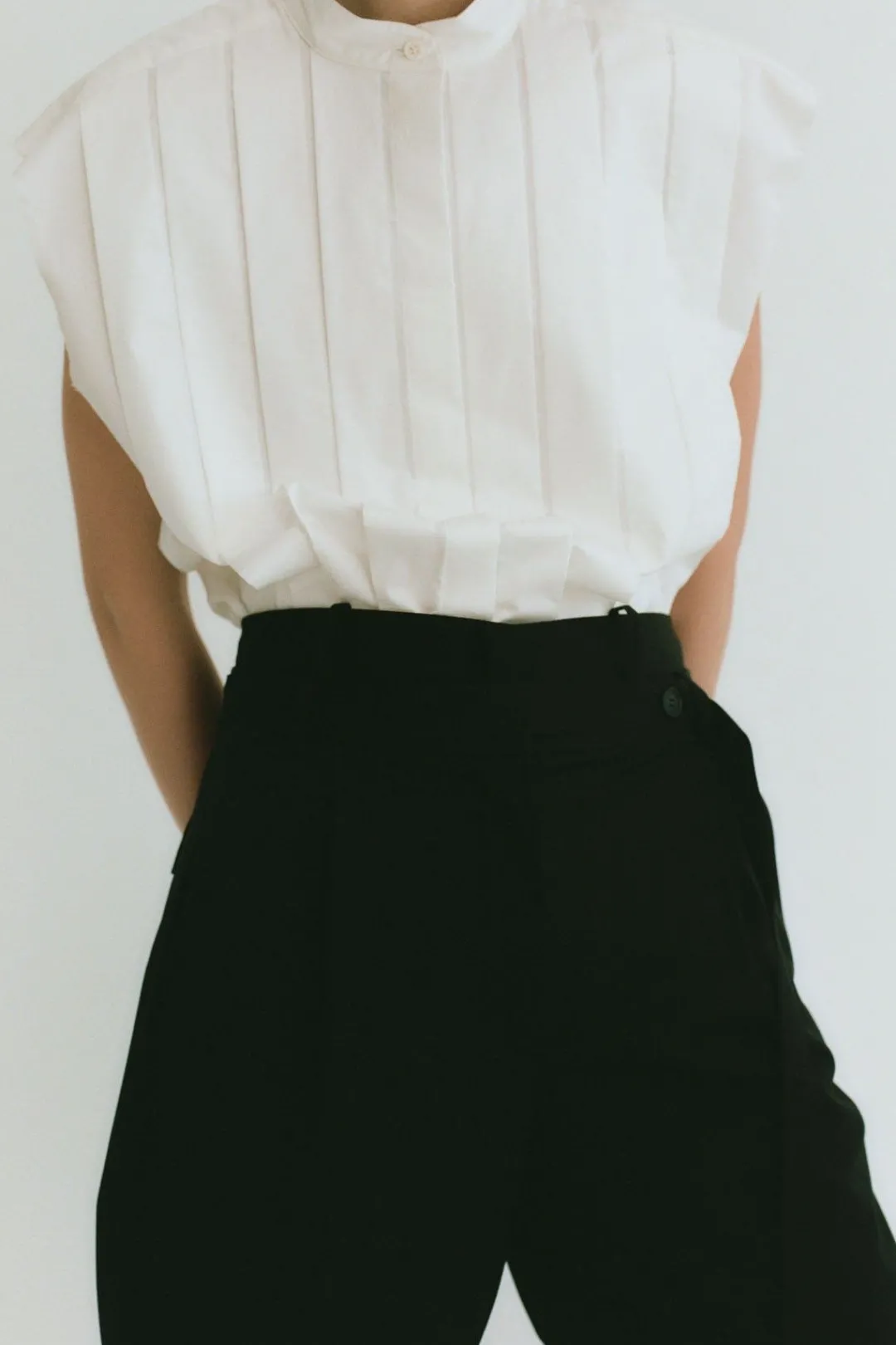 Shirts*St. Agni Sleeveless Tuck Detail Shirt - White