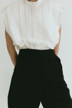 Tailoring*St. Agni Sleeveless Tuck Detail Shirt - White